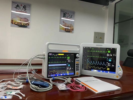 Monitoreo cardíaco de pacientes recién nacidos en UCI con 3 cables ECG NIBP SPO2