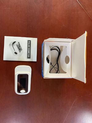 0.96 pulgadas OLED Pulso oxímetro de punta de dedo pequeño manual Cuatro direcciones ajustable