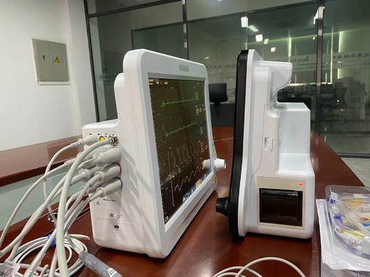 Monitoreo cardíaco de la UCI al lado de la cama del hospital para controlar los parámetros del ECG