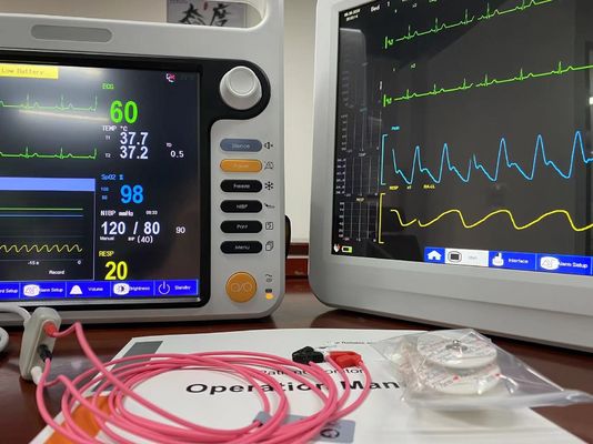 Monitoreo cardíaco de pacientes recién nacidos en UCI con 3 cables ECG NIBP SPO2