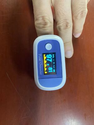 Oxímetro portátil del pulso de la yema del dedo de OLED médico para el hogar de la clínica, monitor del oxígeno de la sangre