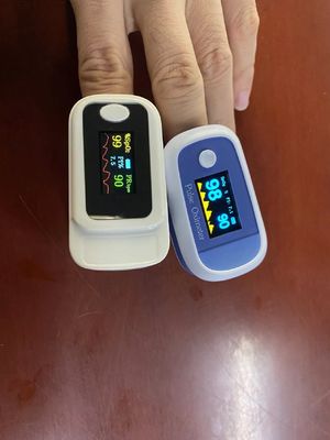 Oxímetro médico del pulso de la yema del dedo del hospital OLED para la clínica pediátrica adulta, monitor del oxígeno de la sangre