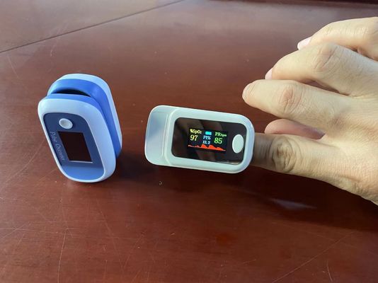 Monitor para el hogar de la clínica, monitor de la saturación Spo2 del oxígeno de la sangre del oxímetro del pulso del finger de OLED del oxígeno de la sangre