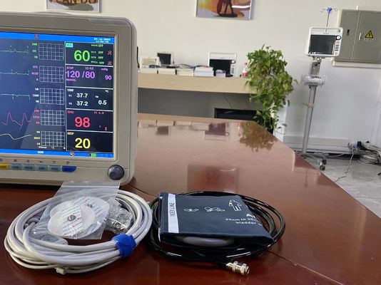 Del monitor portátil de los signos vitales del color blanco con ECG SPO2 NIBP y la medida de los temporeros