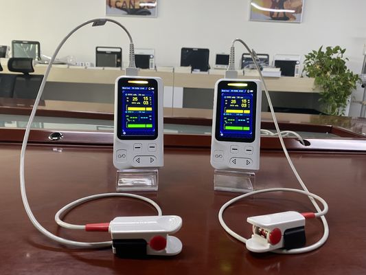 Oximómetro de pulso veterinario portátil con pantalla LCD para monitorear mascotas / animales